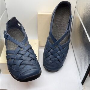 BARETRAPS NAVY LEATHER WOMENS SHOES SIZE 8. Excellent Condition. No wear!